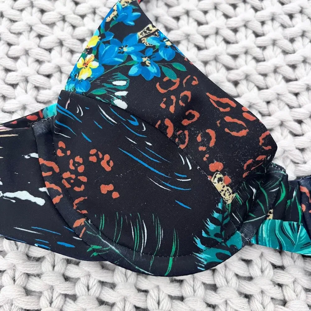 Skatie• ‘Kate’ Bikini Top in PARADISE